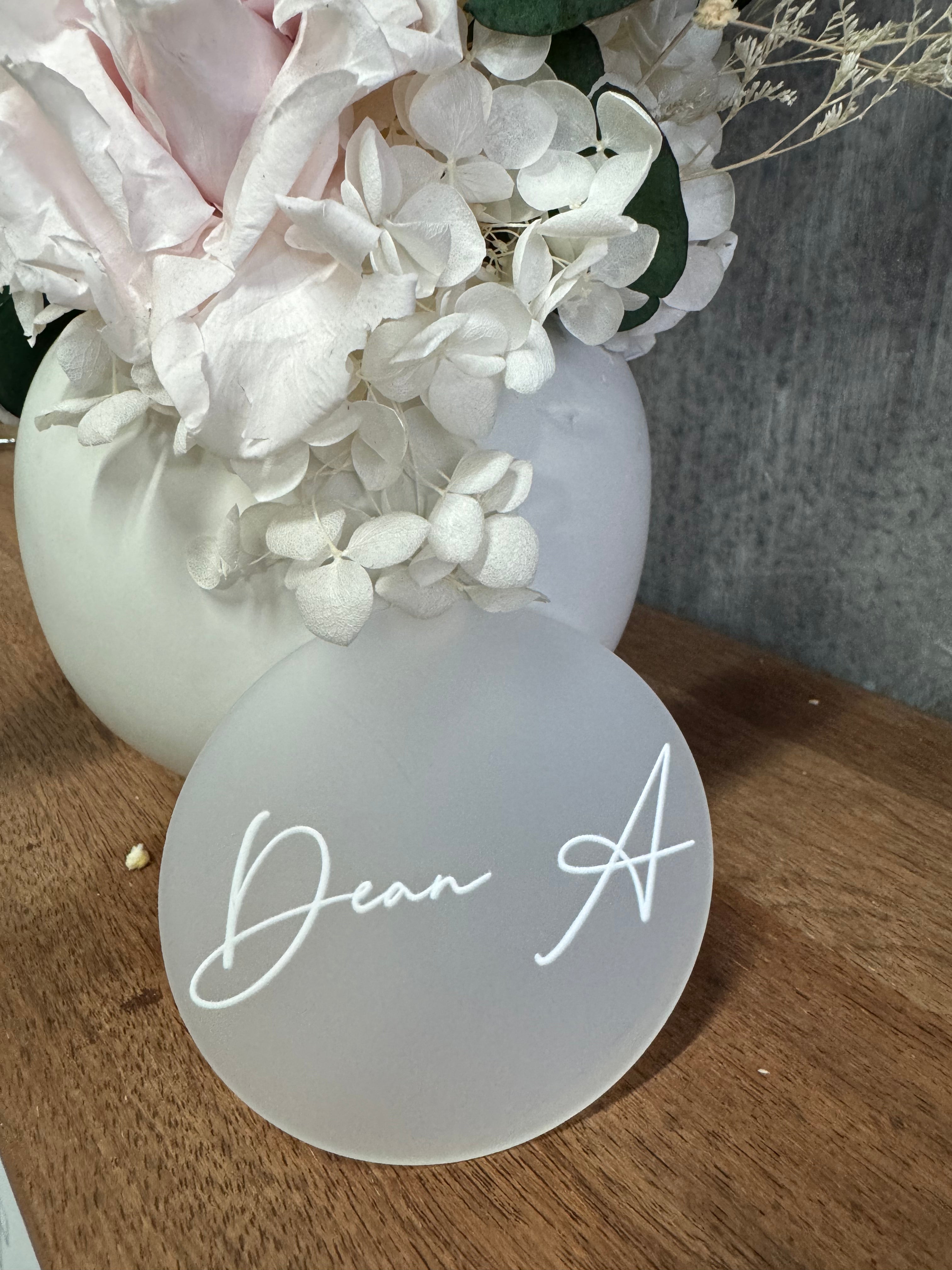 Round acrylic place cards